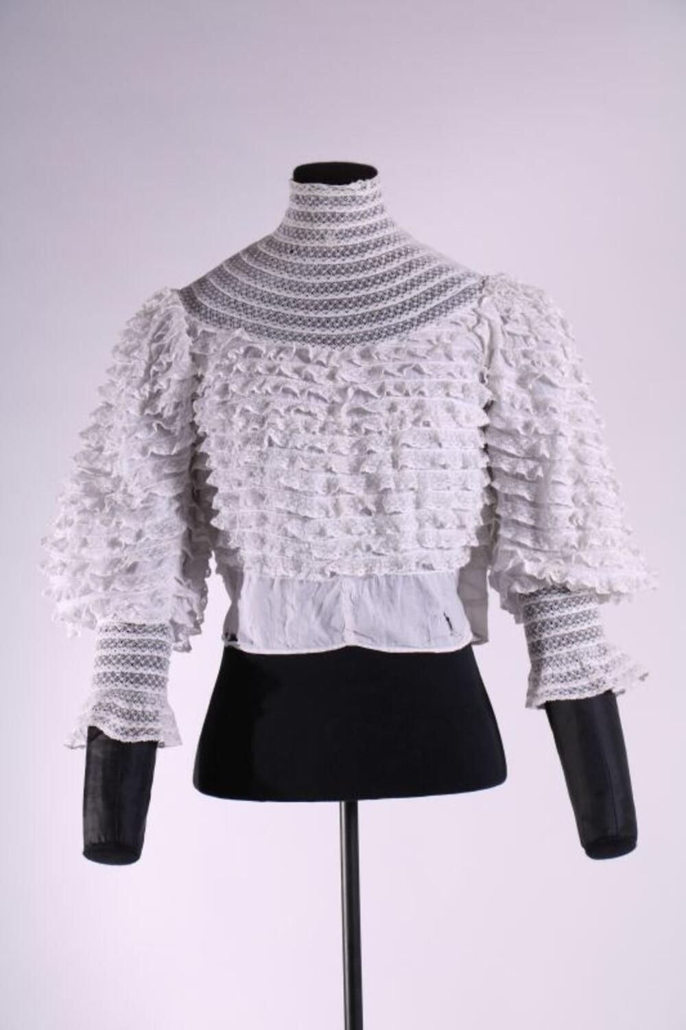 Blouse in witte katoen versierd met kant
