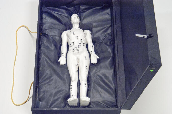 Beeld in de vorm van een man uit de serie Qi