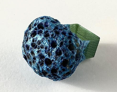 Ring van kunststof en synthetisch koraal 