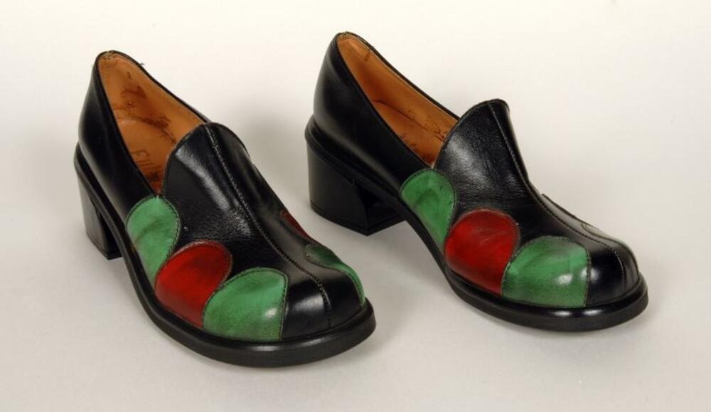 Blauwe leren damesschoenen met opgestikte rode en groene leren  stukken.