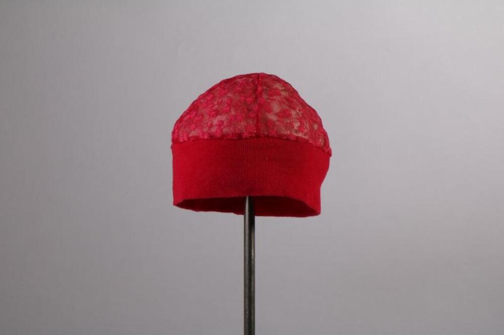 Muts in rode kant met boord in tricot