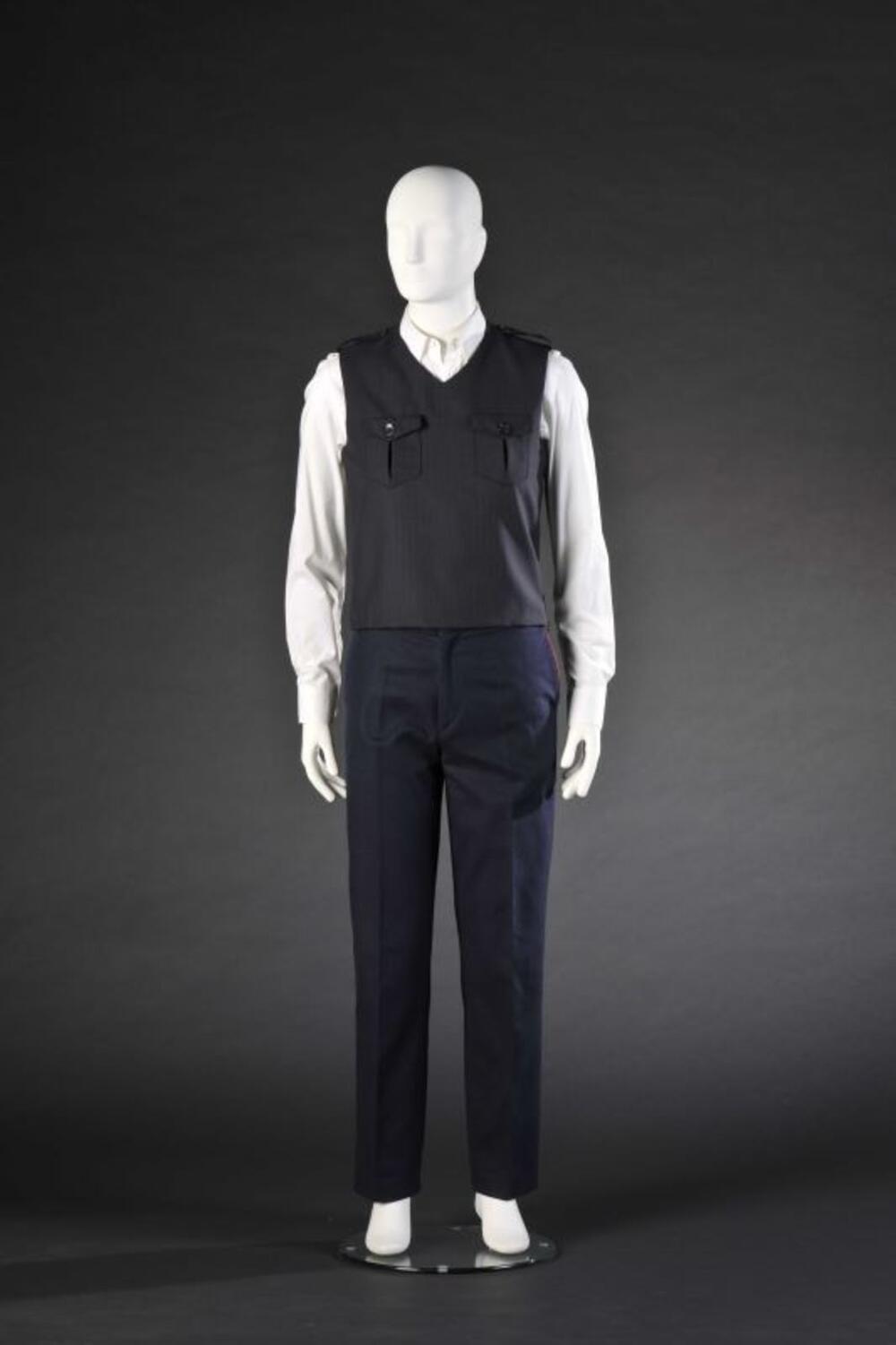 Blauw ensemble bestaande uit gilet, overhemd en broek