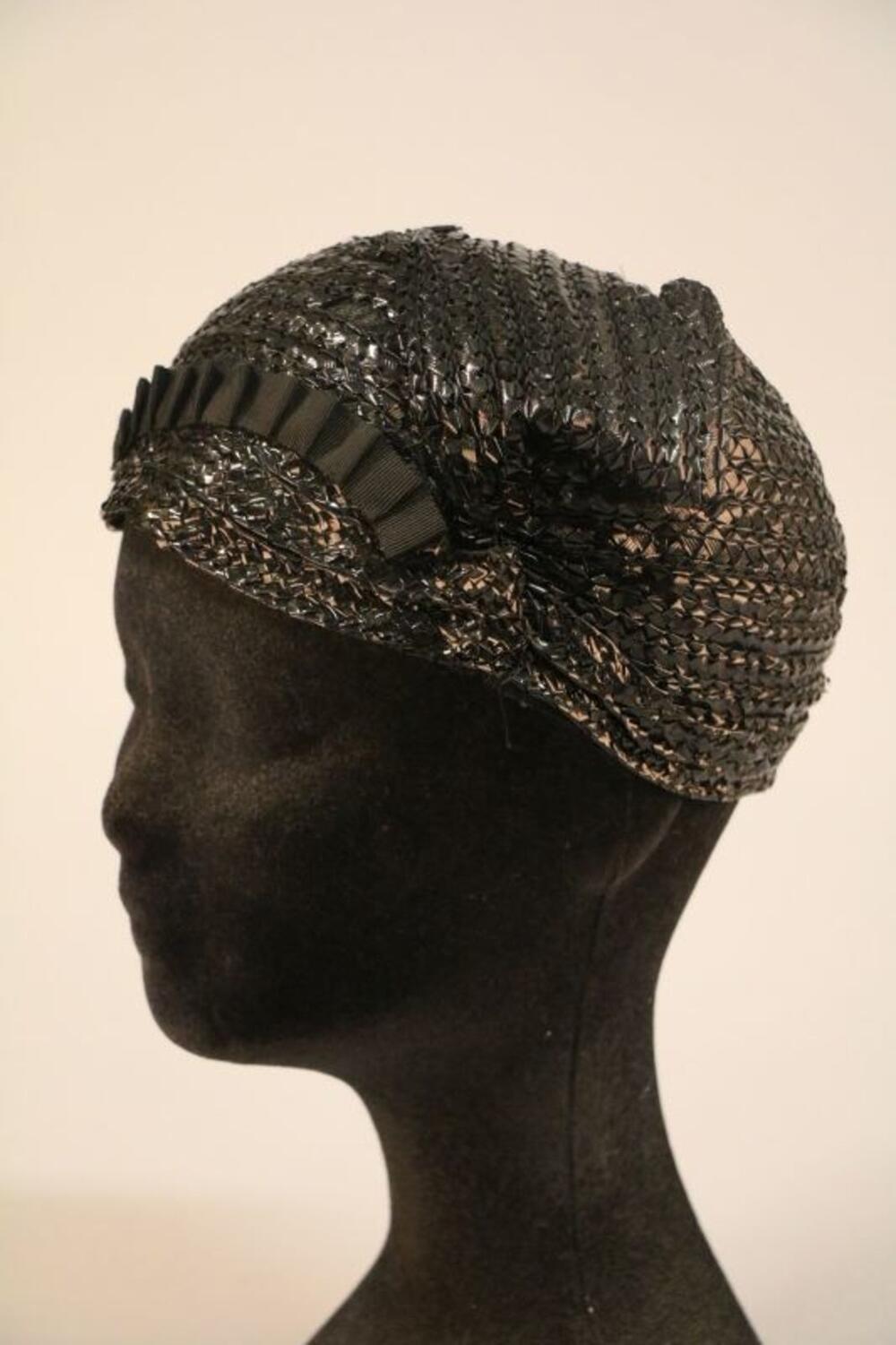 Hoed in zwarte kunststof raffia met geplooid ripslint