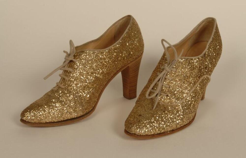 Schoenen in leer versierd met goudkleurige glitters