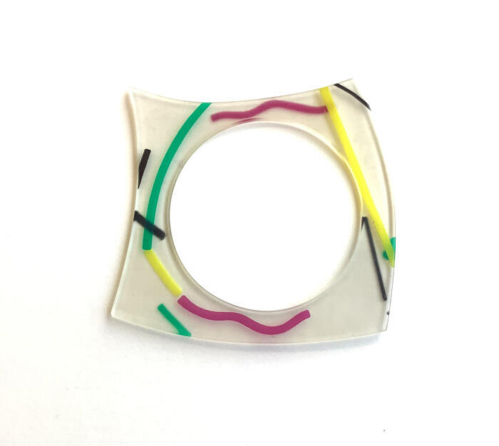 Armband van kunststof met gekleurde strepen