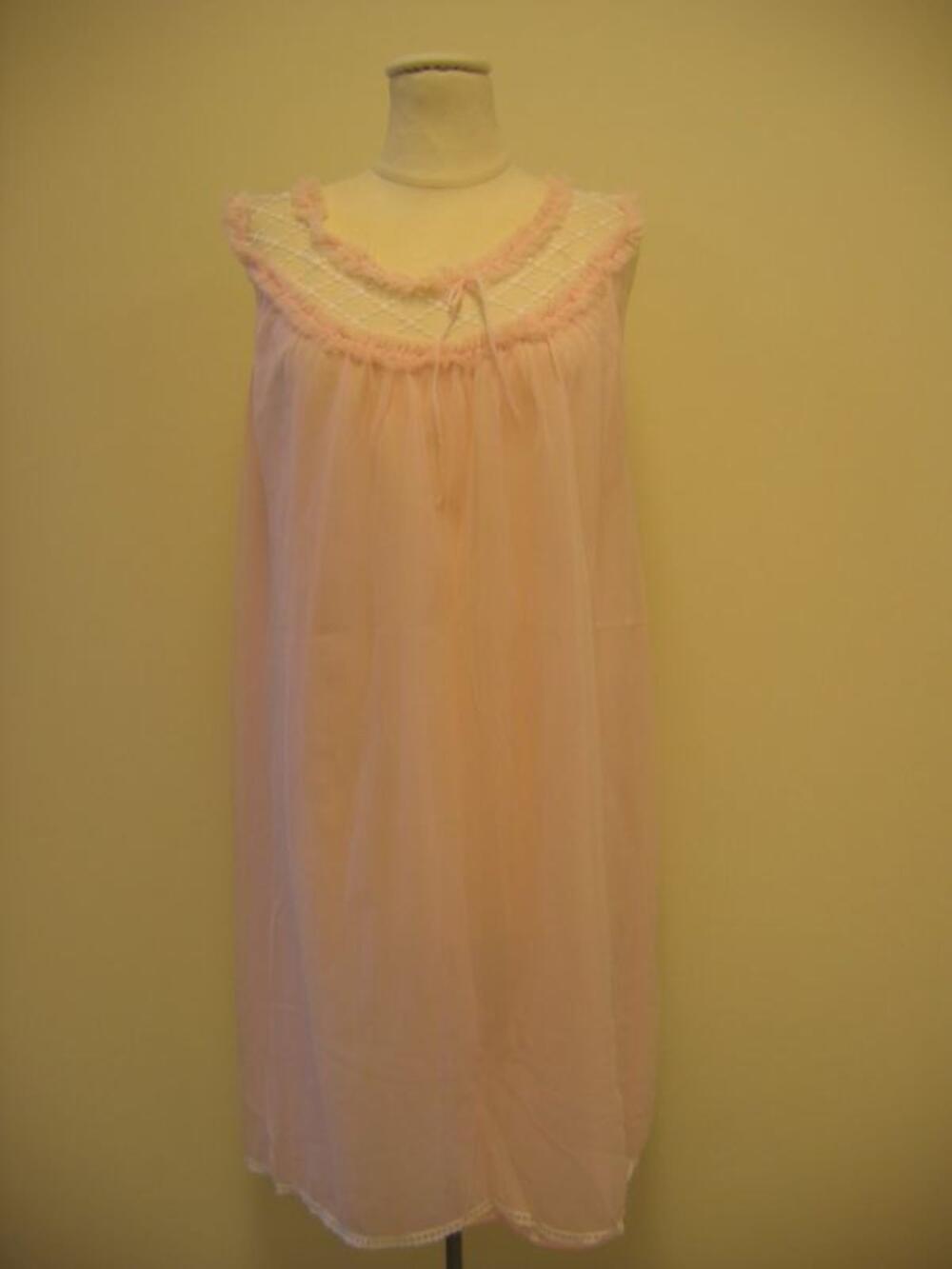 Mouwloze nachtjapon in roze nylon