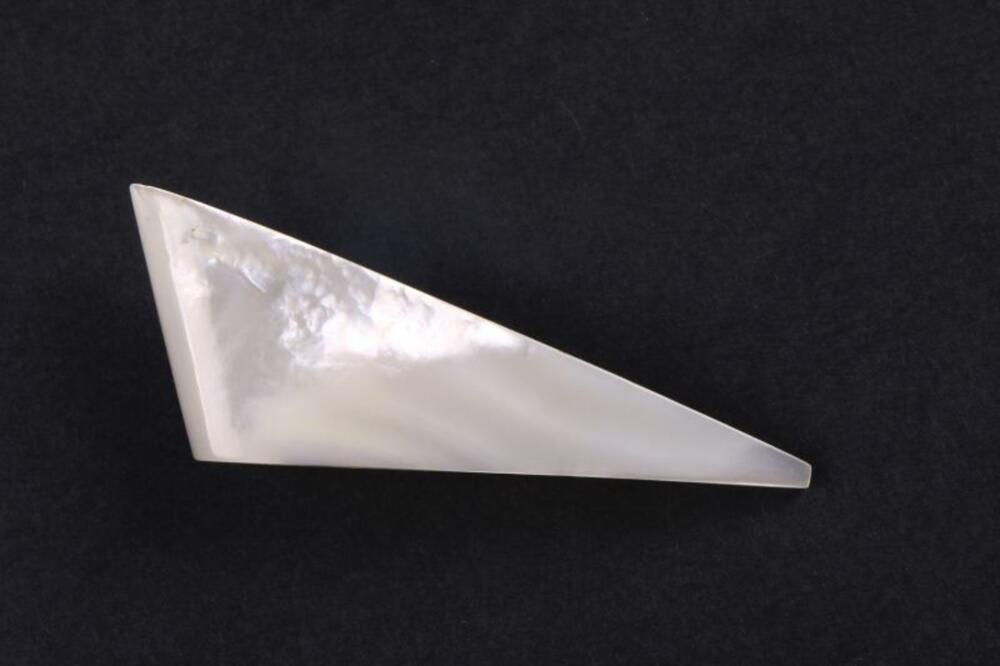 Driehoekige jurkclips in paarlemoerkleurige plastic