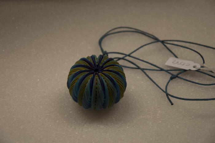 Hanger van blauw en geel papier in de vorm van een bol