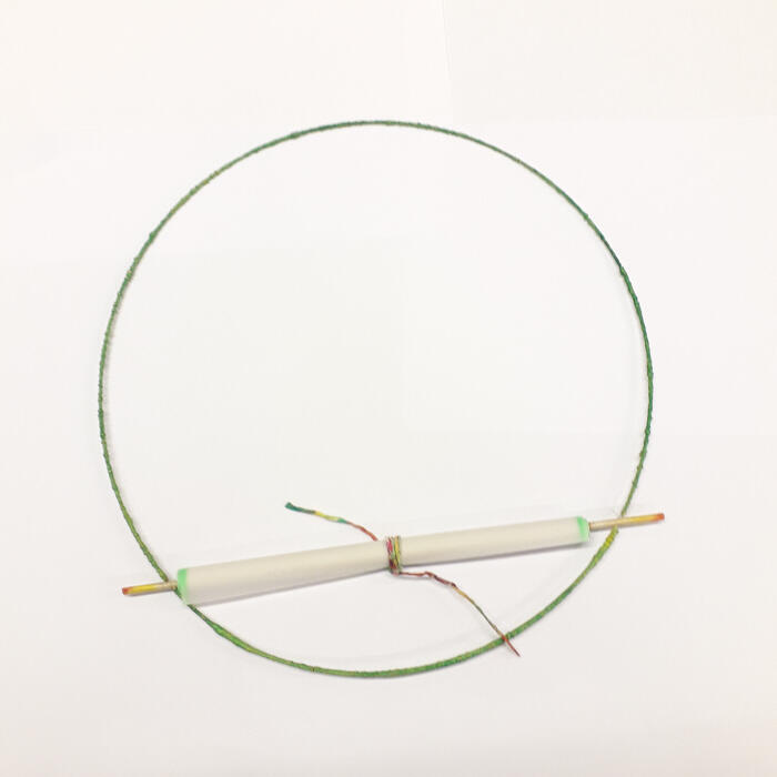 Ketting van staaldraad en rolletje papier