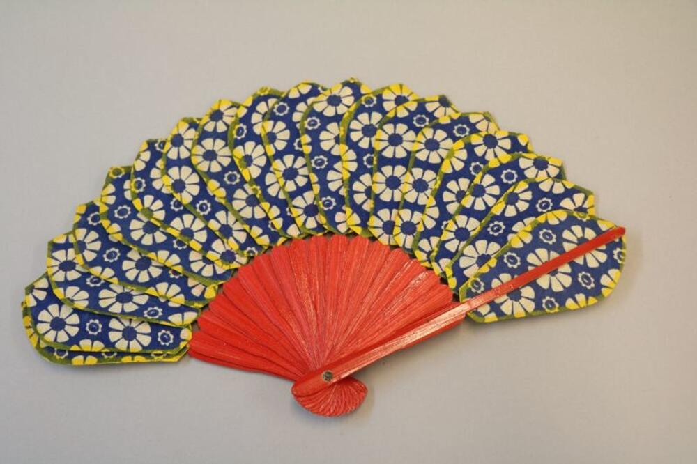 Indonesische vouwwaaier met grote blauw-witte bloemmotieven