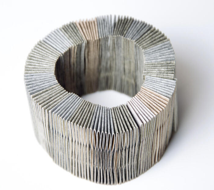 Armband van gevouwen stroken papier