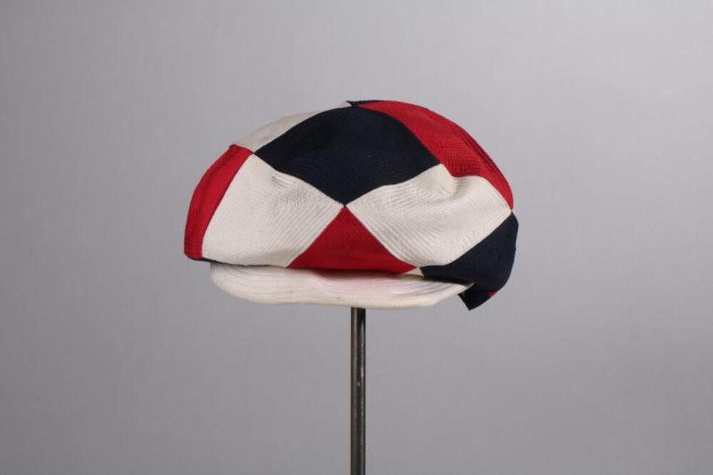 Pet in rood, blauw en wit geruit mengweefsel