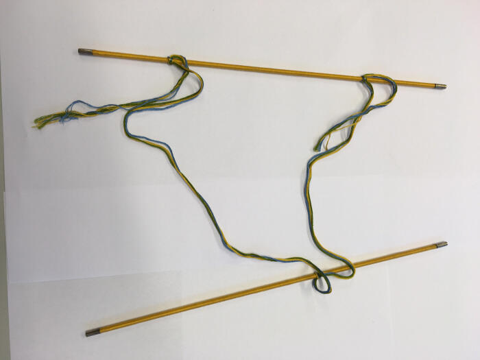 Ketting van omwikkelde stokjes