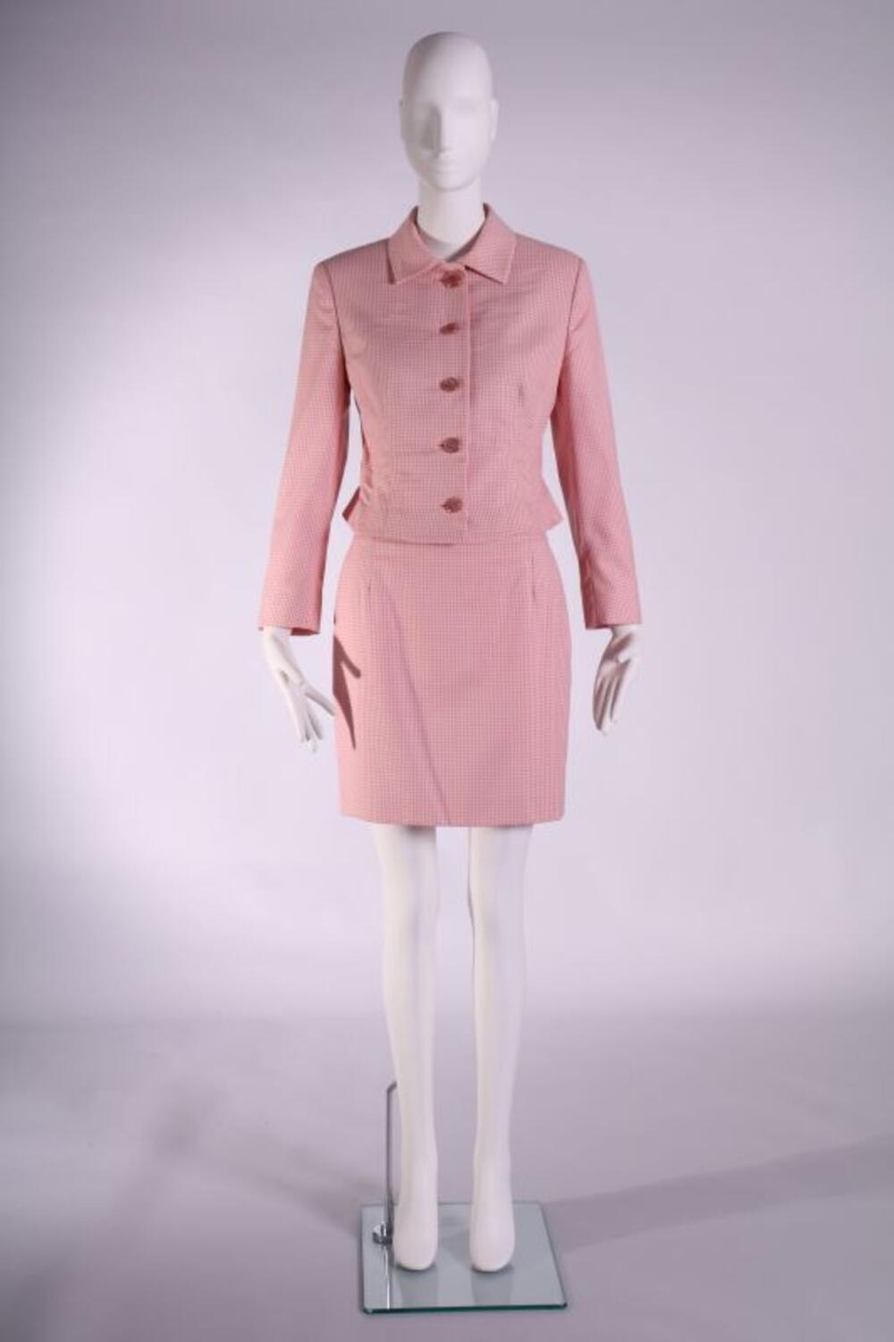 Mantelpak bestaande uit jasje en rok in wit/roze vichy