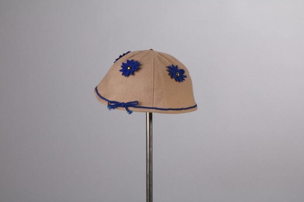 Muts in beige vilt met bloemen in blauwe vilt