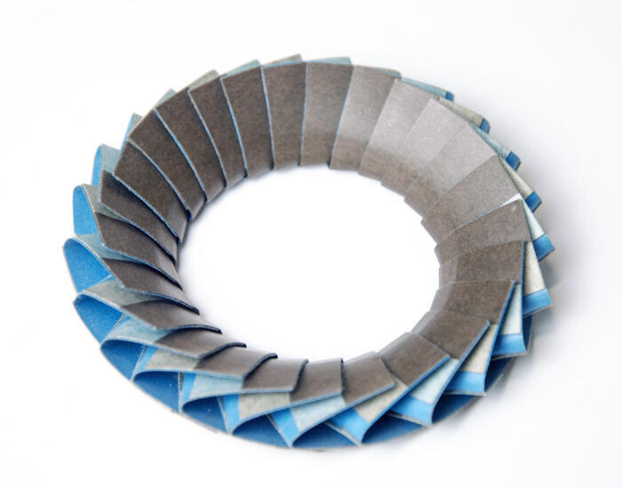 Armband van gevouwen stroken papier