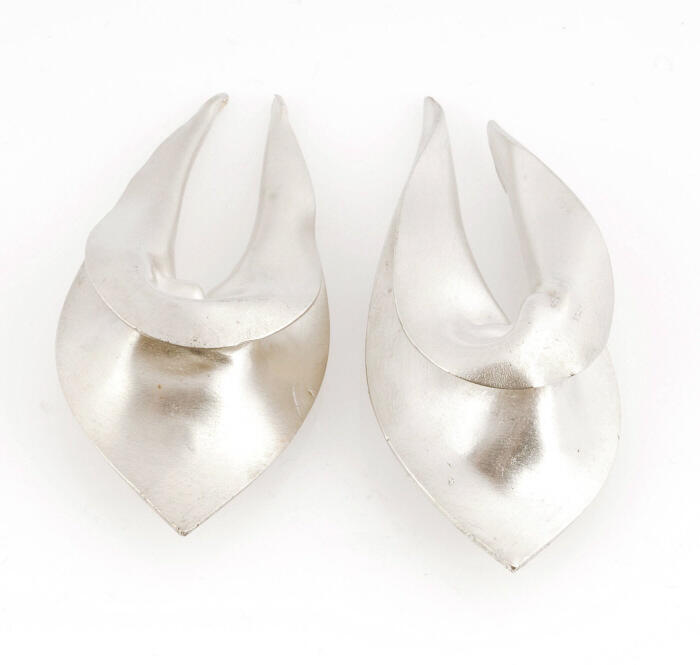 Oorclips van gevouwen plaatje zilver