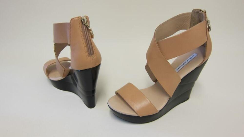 Sandalen in natuurkleurig leer met zwarte houten sleehak