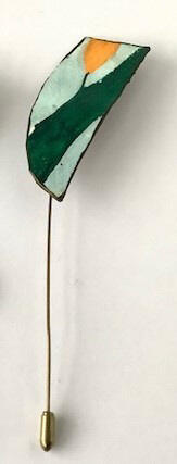 Broche J vormig