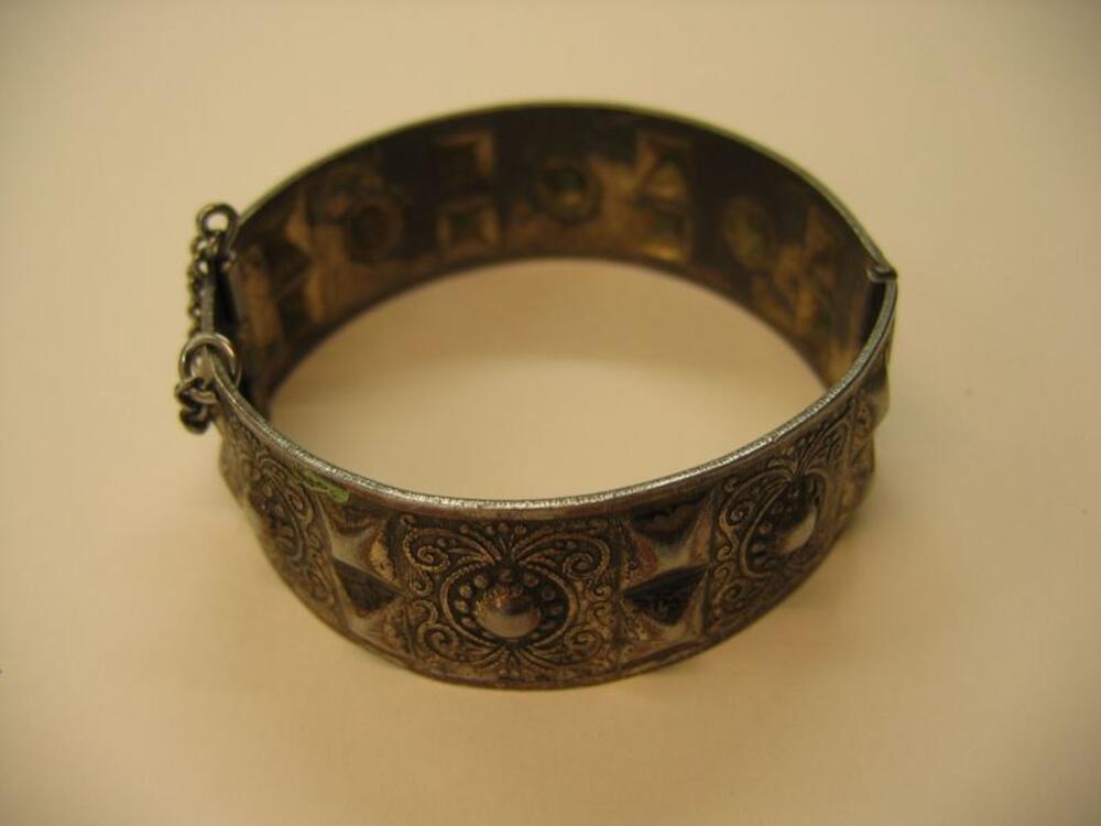 Brede armband in zilver met reliëfbewerking