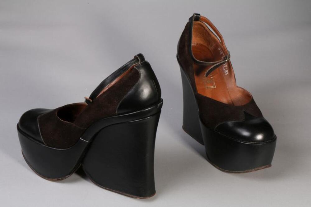 Plateauschoenen in zwart leer en suède met enkelband