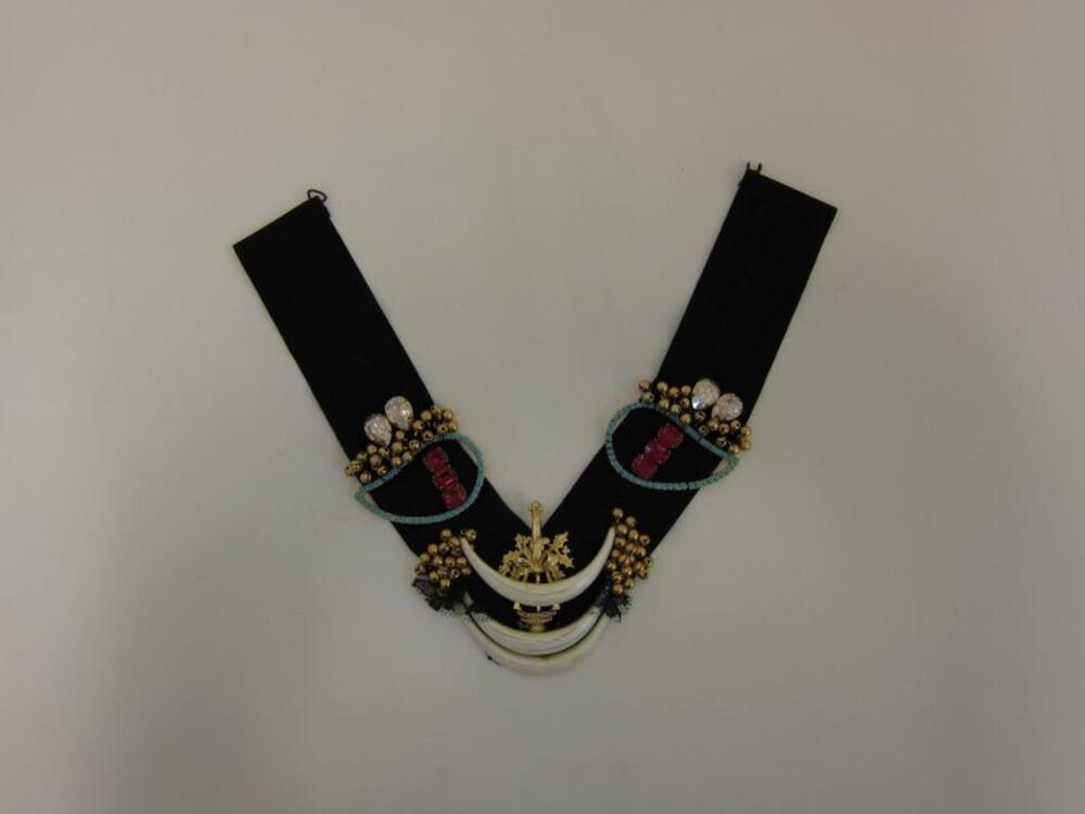 Halsketting uit zwarte ottoman lint met versiering van strasstenen, bellen, ivoorkleurige gebogen…