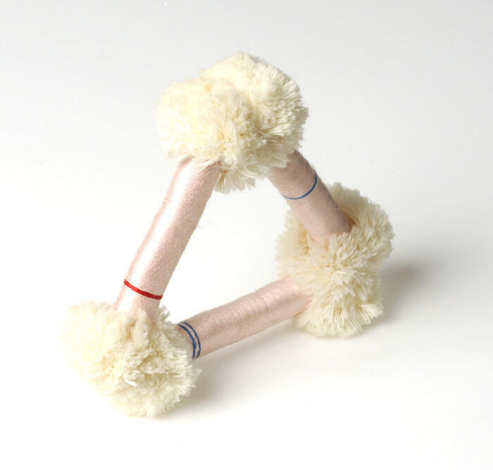 Armband van omwonden strengen draad