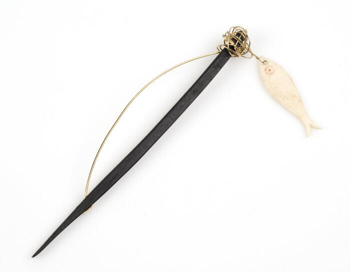 Broche van houten pen en gouddraad