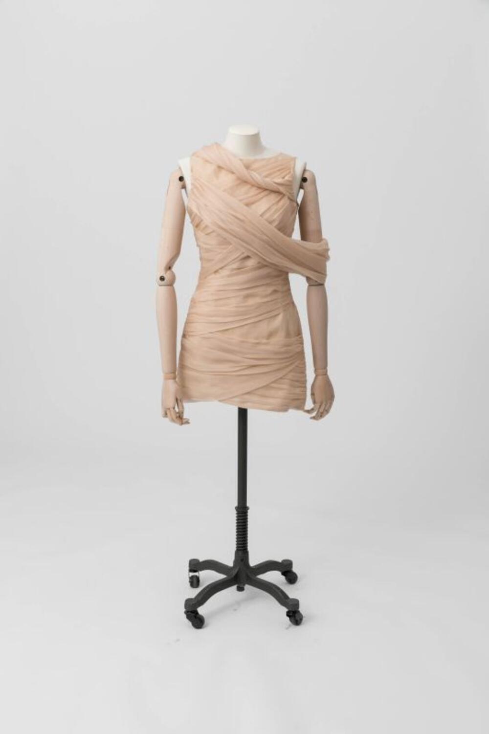 Mouwloze korte jurk met drapages in huidskleurige organza