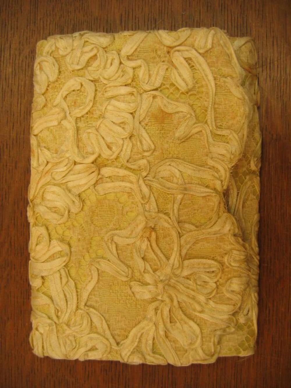 Enveloptas in gele kant