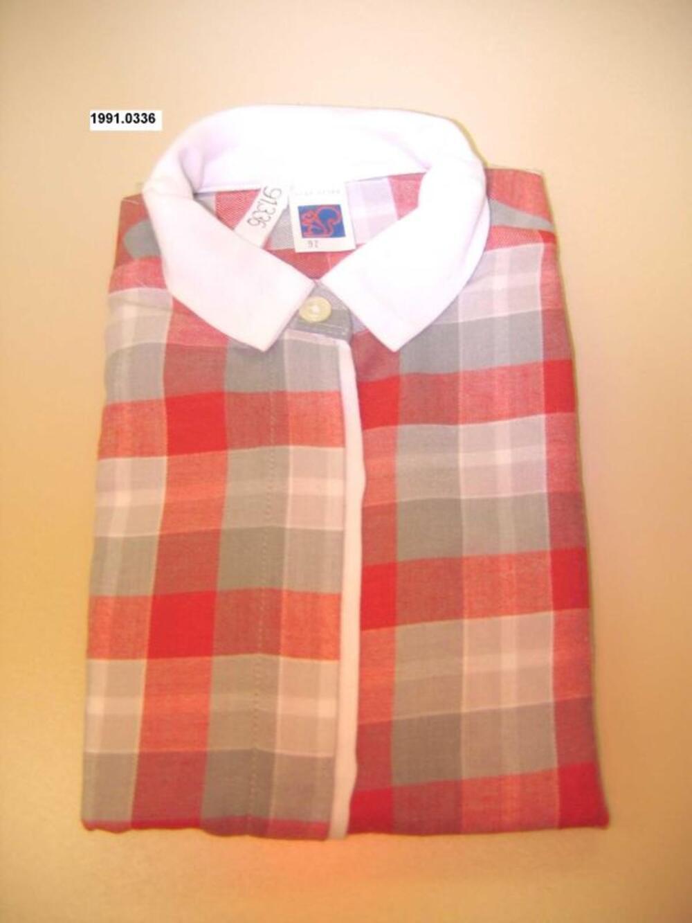 Overhemdblouse in rood-grijze ruitenstof met witte kraag