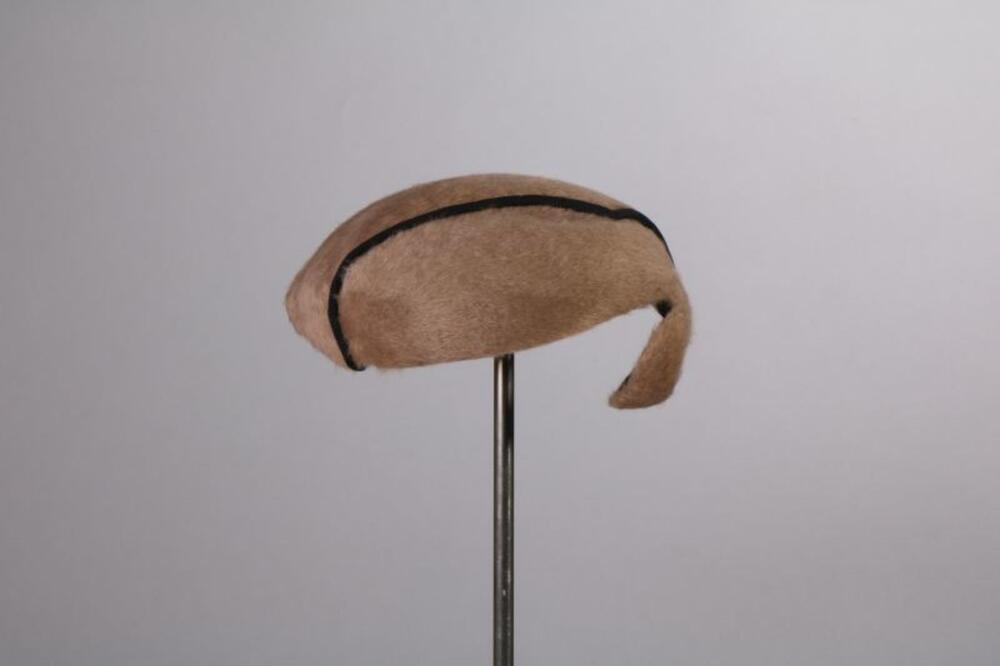 Hoed in beige mohair met donkerbruine bies