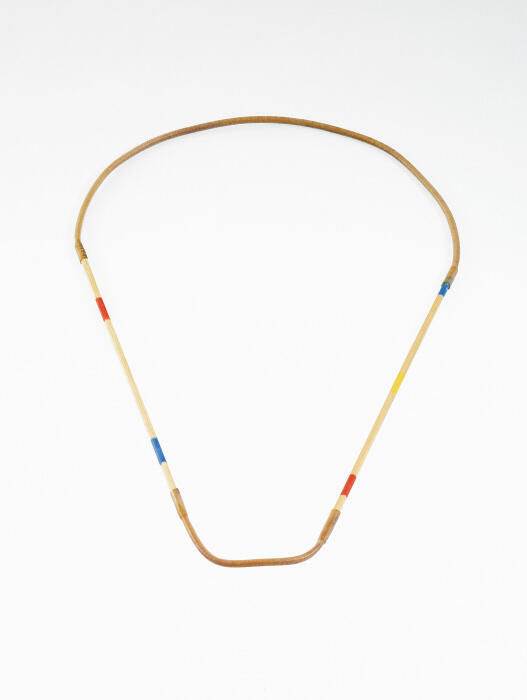 Ketting van beschilderde houten stokjes en ventielslang