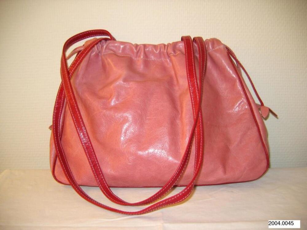 Handtas in roze leer met rode accenten