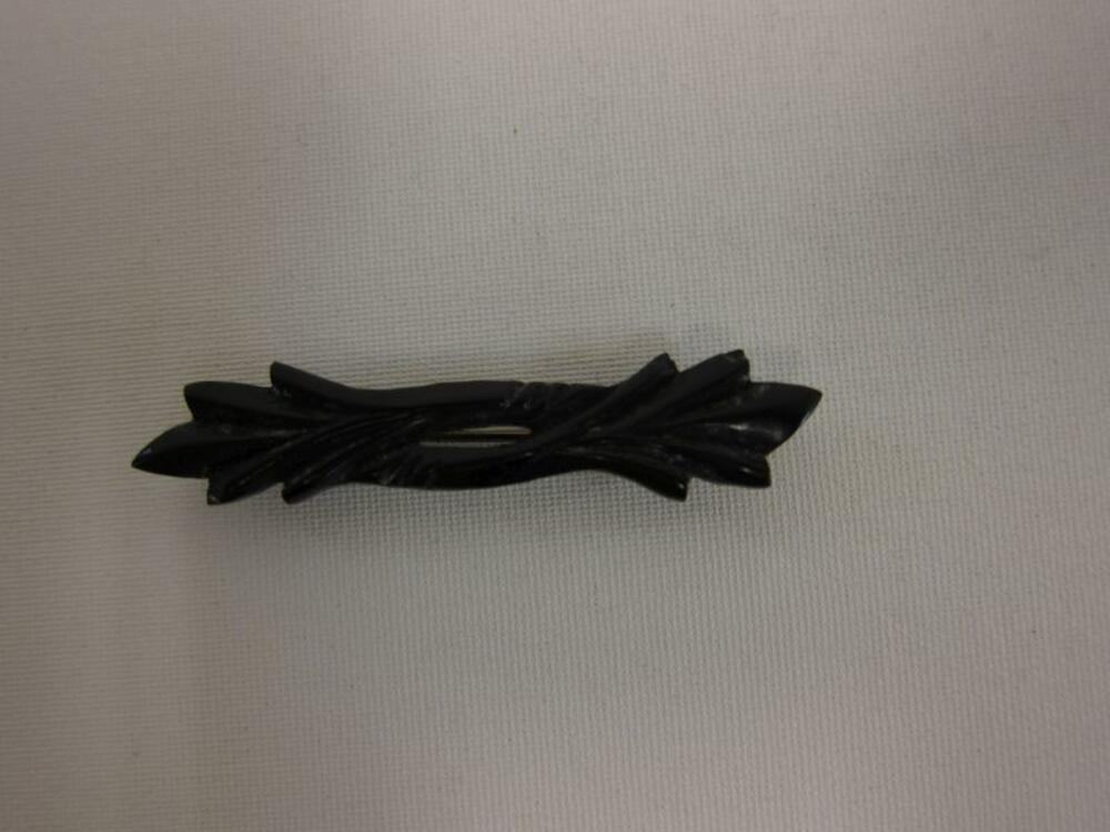 Broche in koperkleurige plastic
