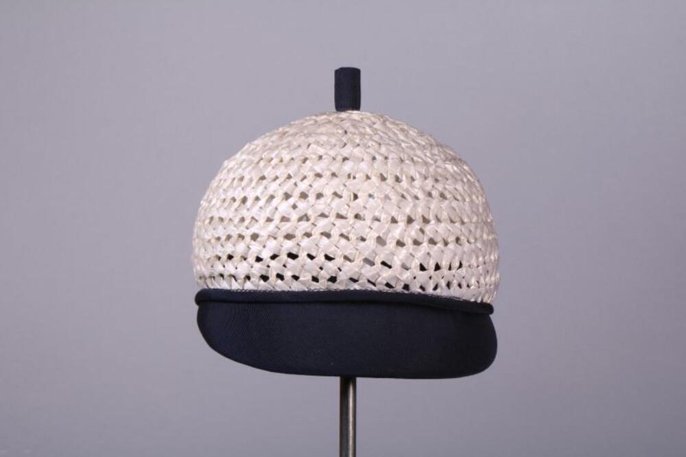 Pet met klep in witte raffia en donkerblauw ripslint