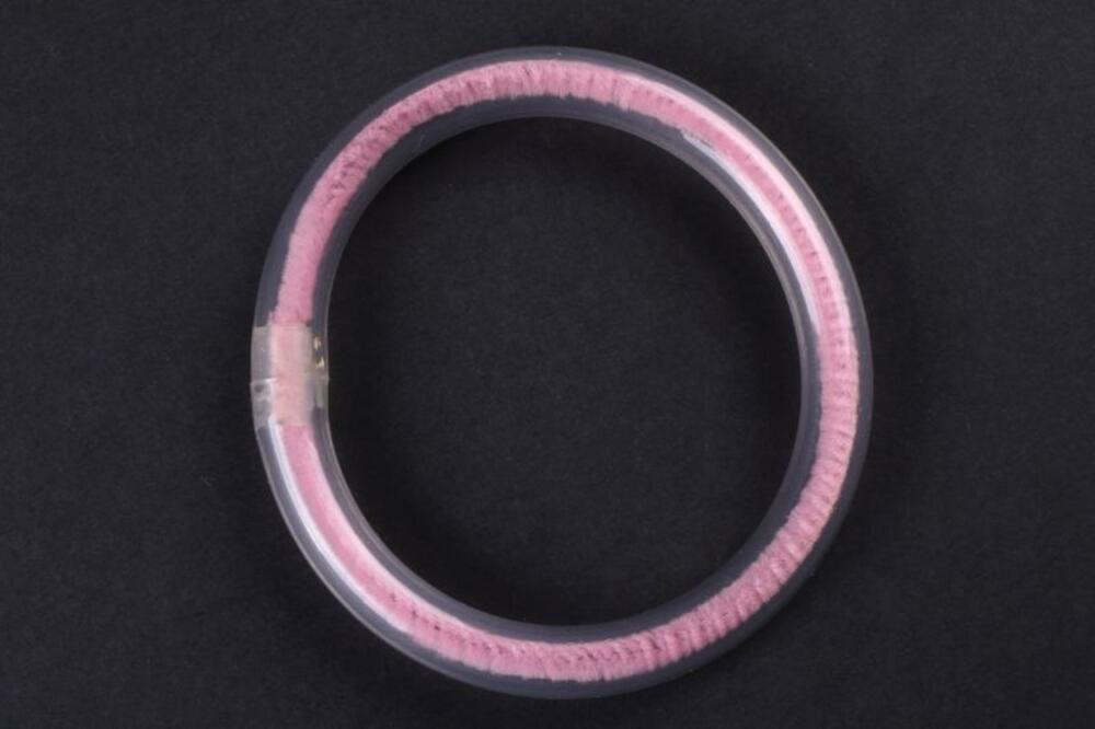 Armband in transparante plastic gevuld met roze chenile