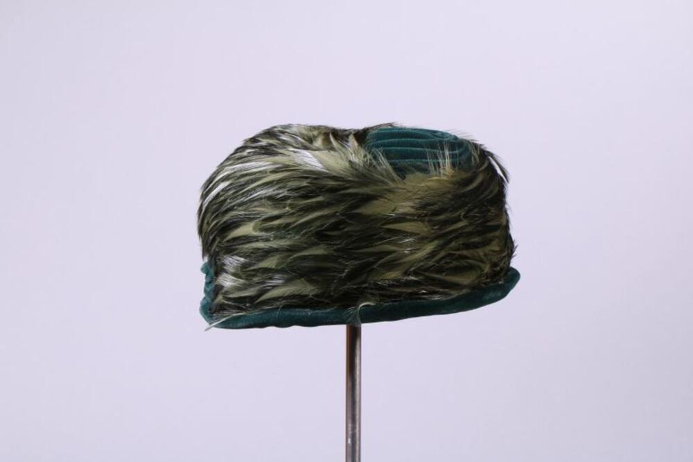 Groen fluwelen hoed met veren