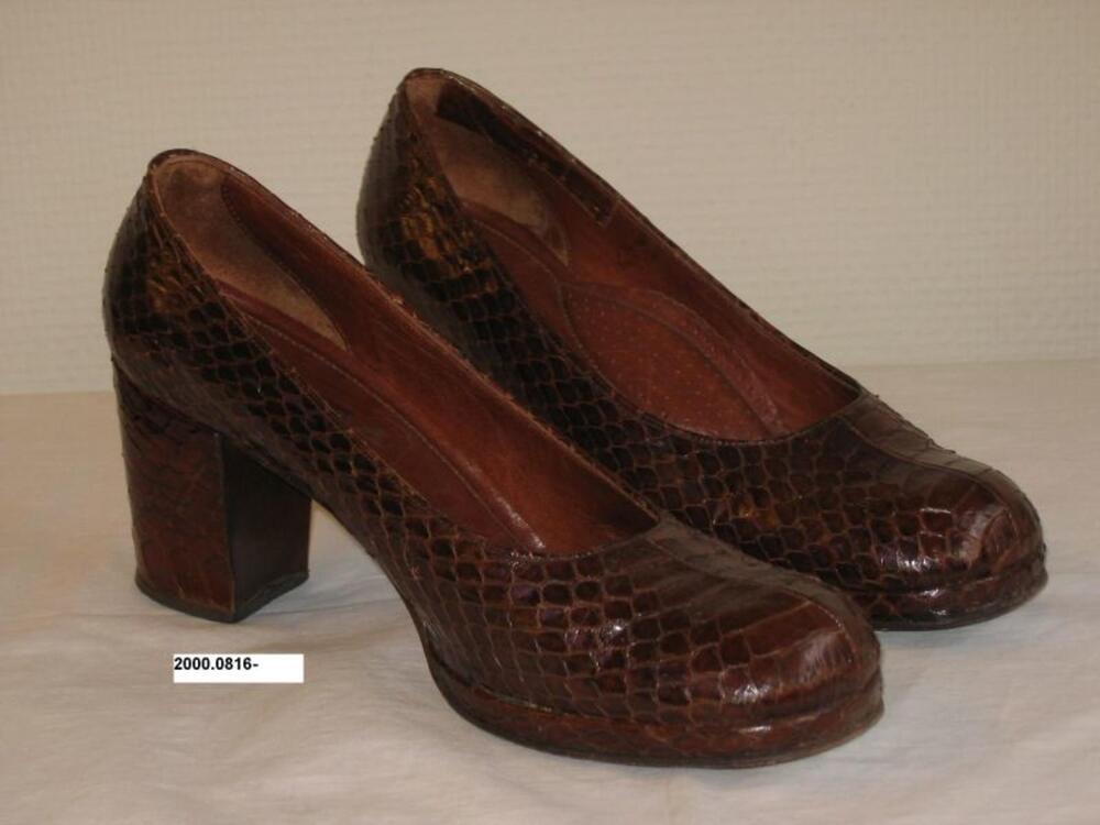 Schoenen in donkerbruin krokodillenleer met brede hak