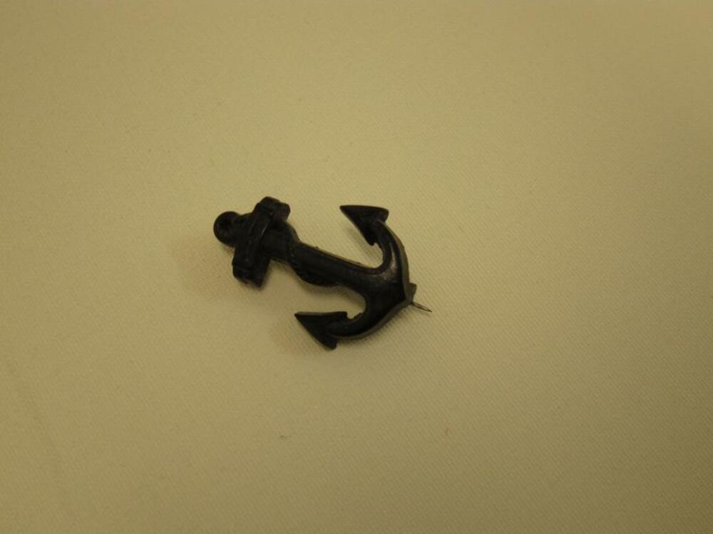 Broche in zwart plastic in de vorm van een anker