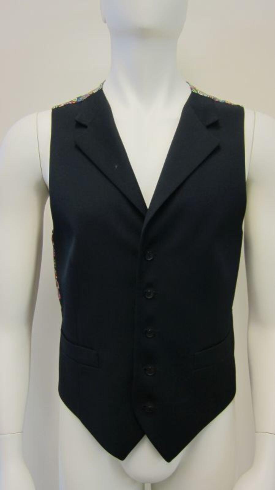 Ensemble bestaande uit gilet in zwarte gabardine en stropdas in het zwart met logo van Stijn Helsen