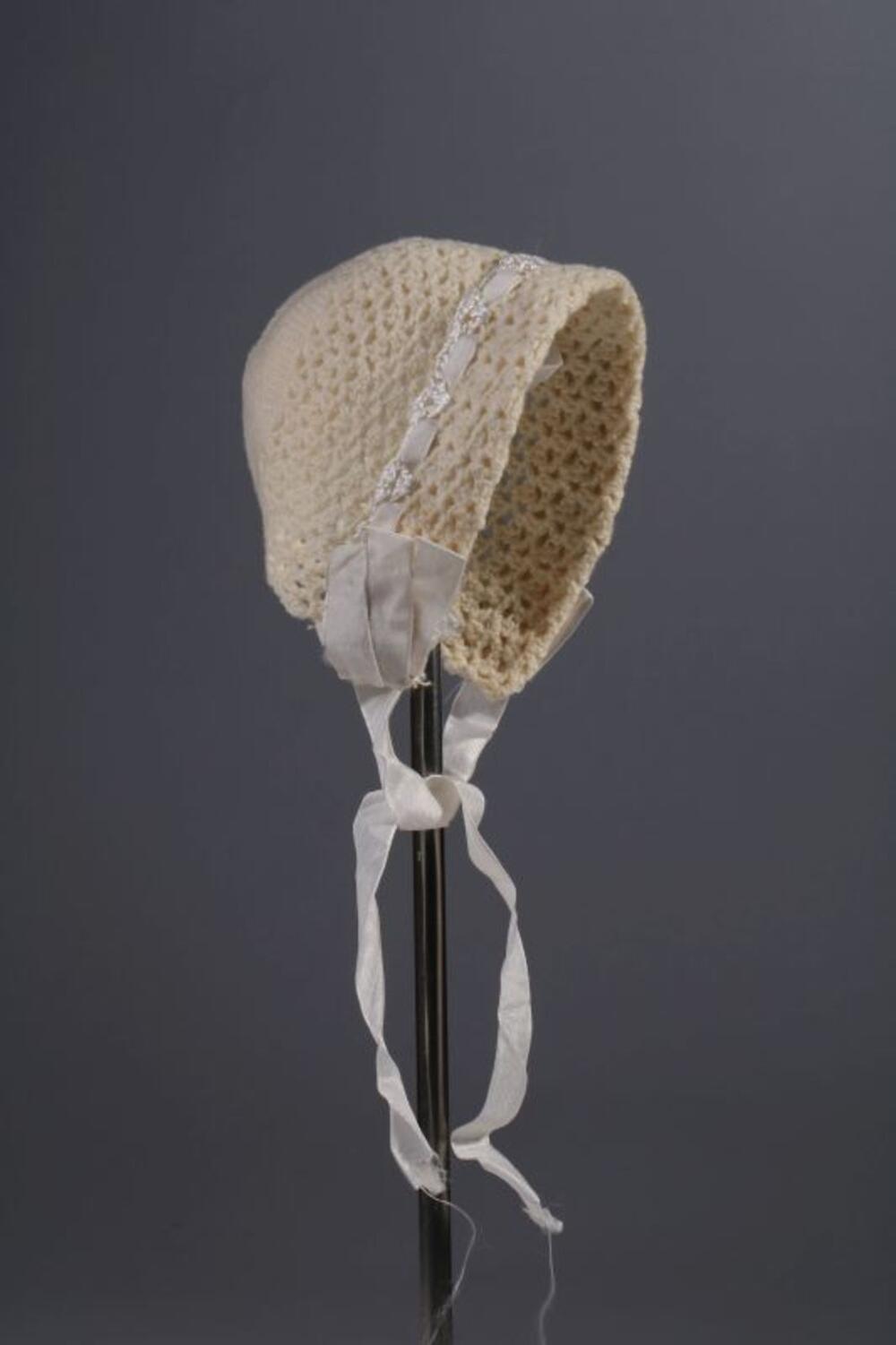 Babymuts in ecrukleurige wol
