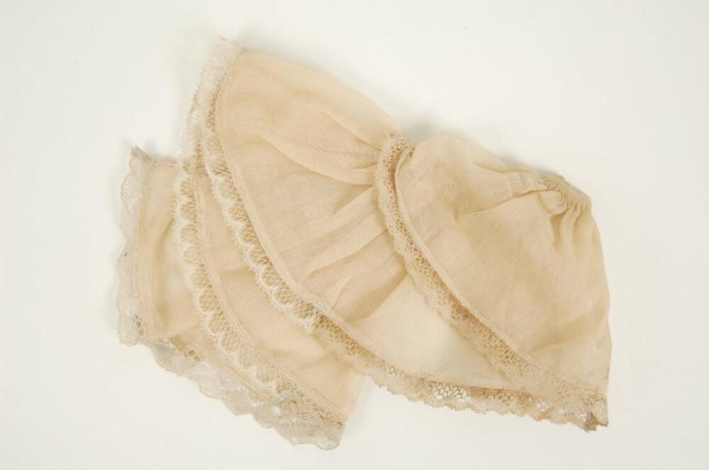 Jabot in ecrukleurige katoen