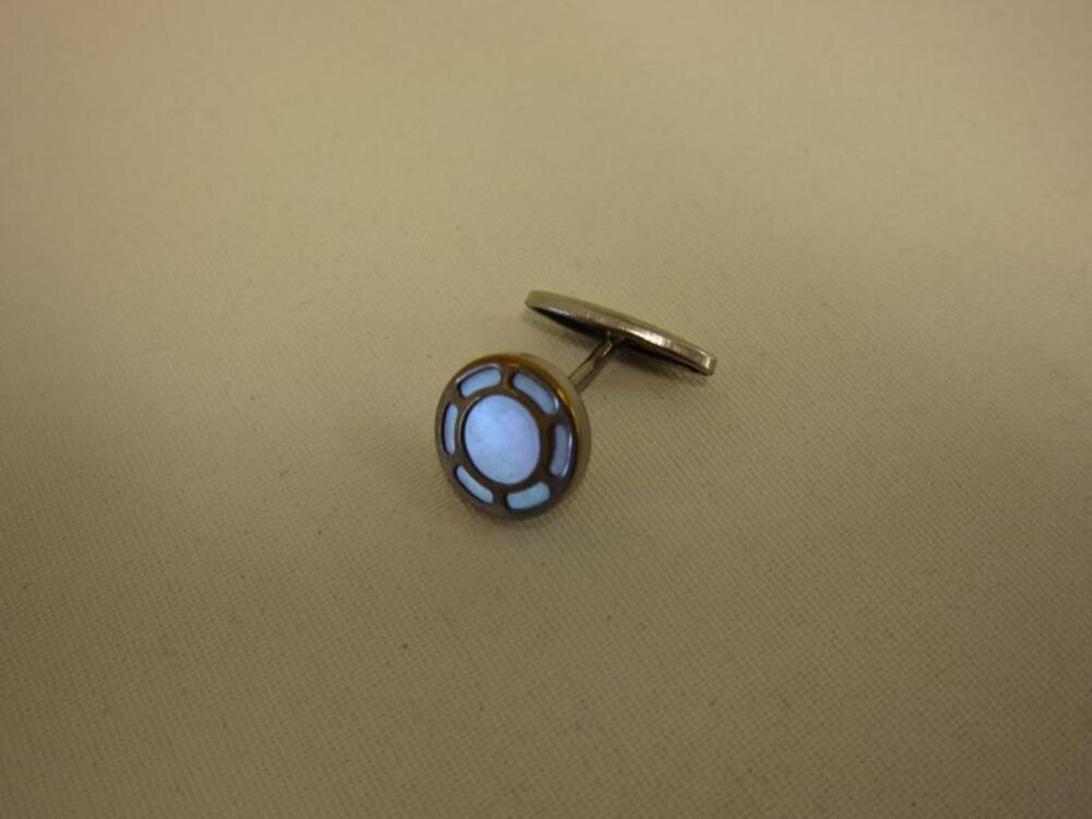 Zilverkleurige manchetknop met paarlemoeren knop