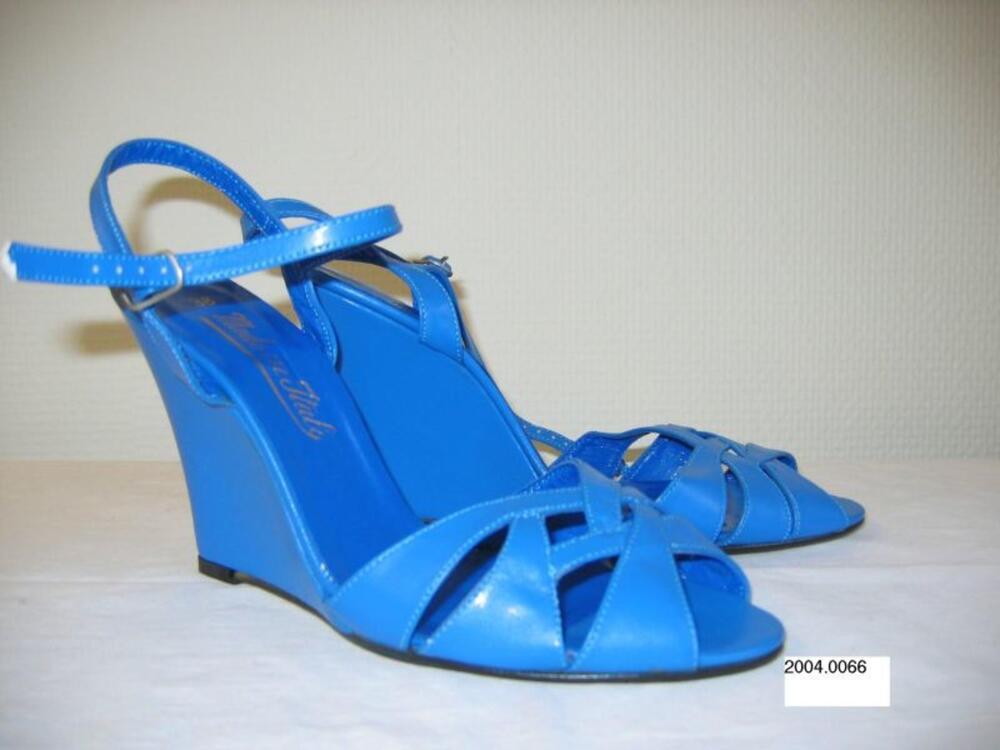 Open schoenen in felblauw imitatieleer met sleehak