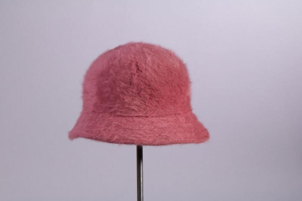 Pothoed in roze harige stof