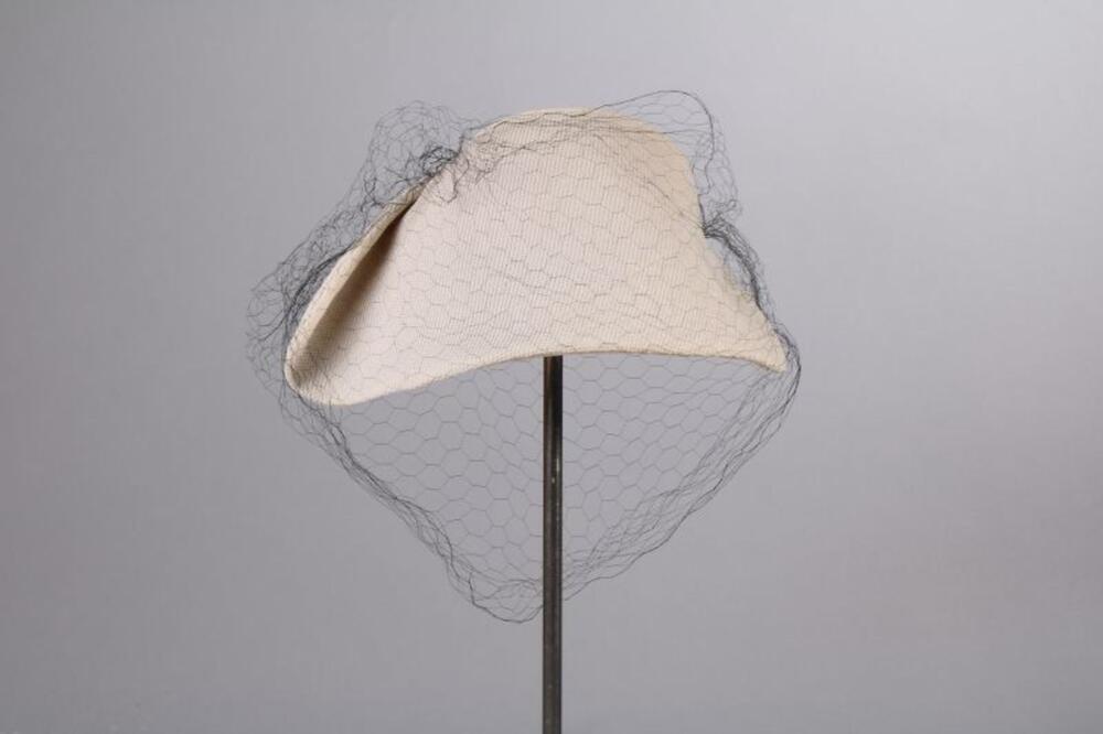 Hoed in witte raffia met zwarte voilette