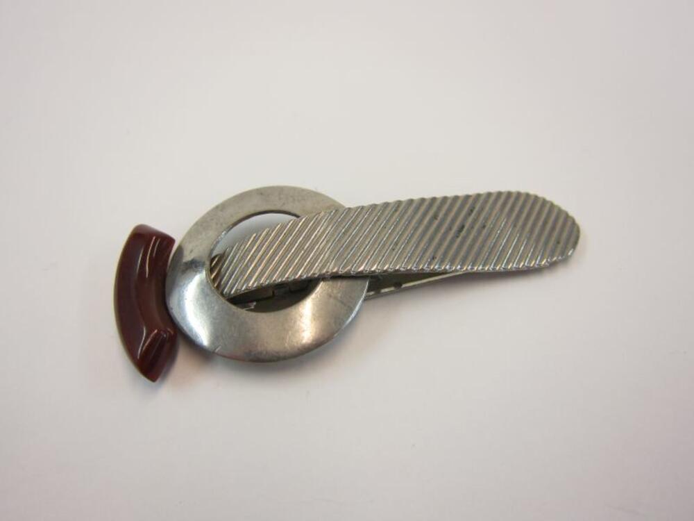 Witmetalen jurkclips in de vorm van een das