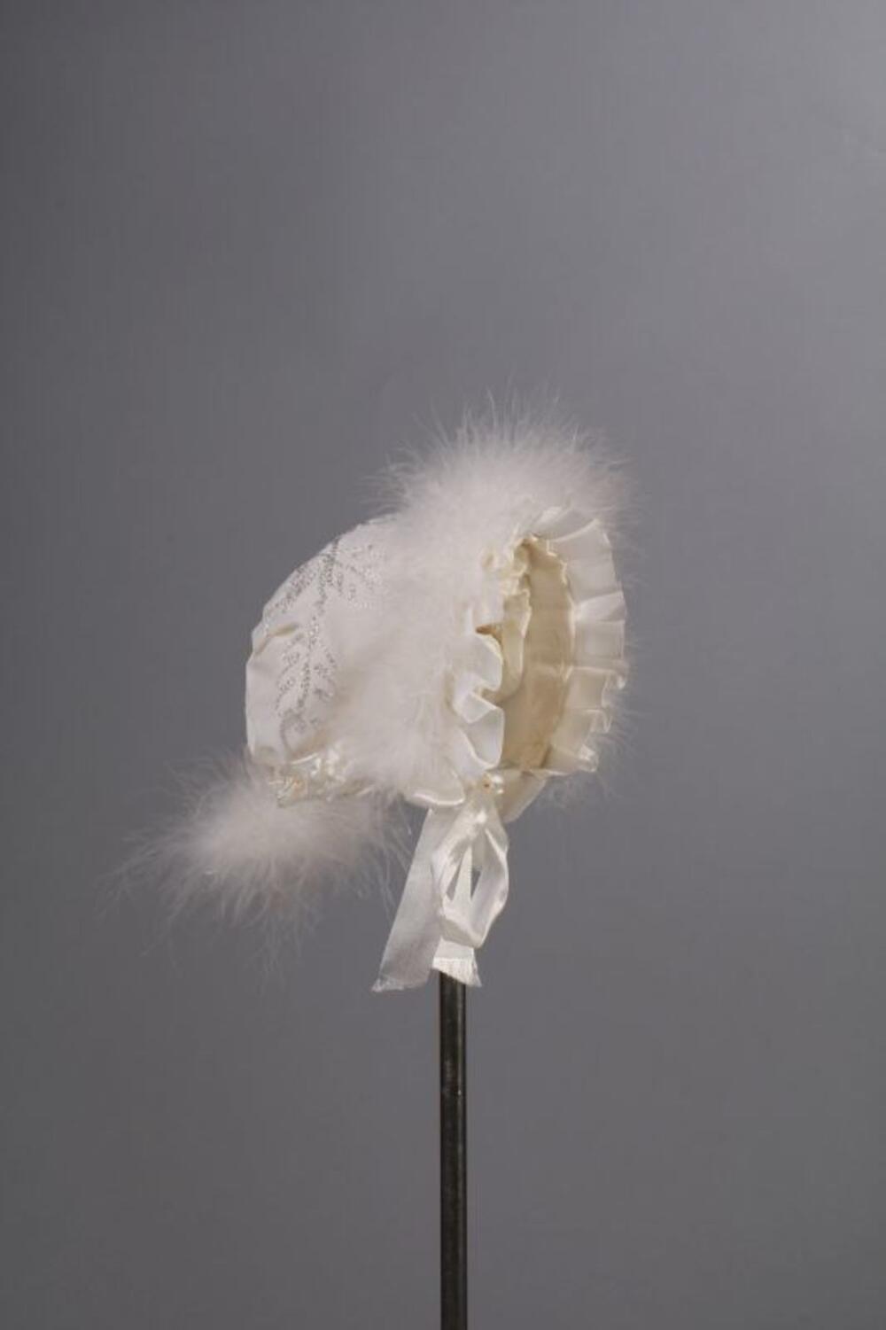 Doopmuts in witte zwanendons en satijn