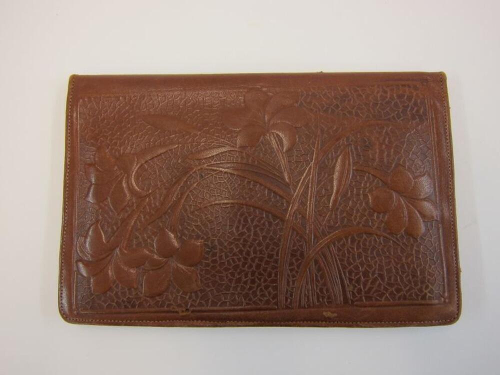 Enveloptas met bloemenprint in bruin leer